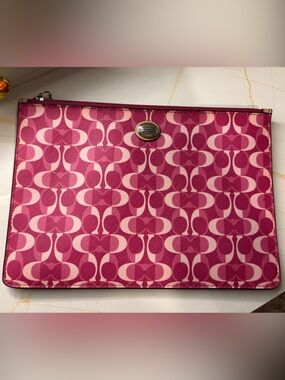 Coach Peyton Dream C
Bordeaux Tech iPad/Tablet Pouch (Style No. F67516